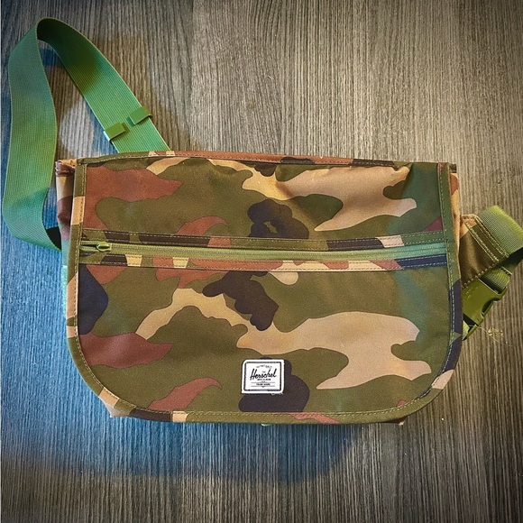 Herschel Supply Company Bags Herschel Camouflage Messenger Sidebag Nwot Poshmark